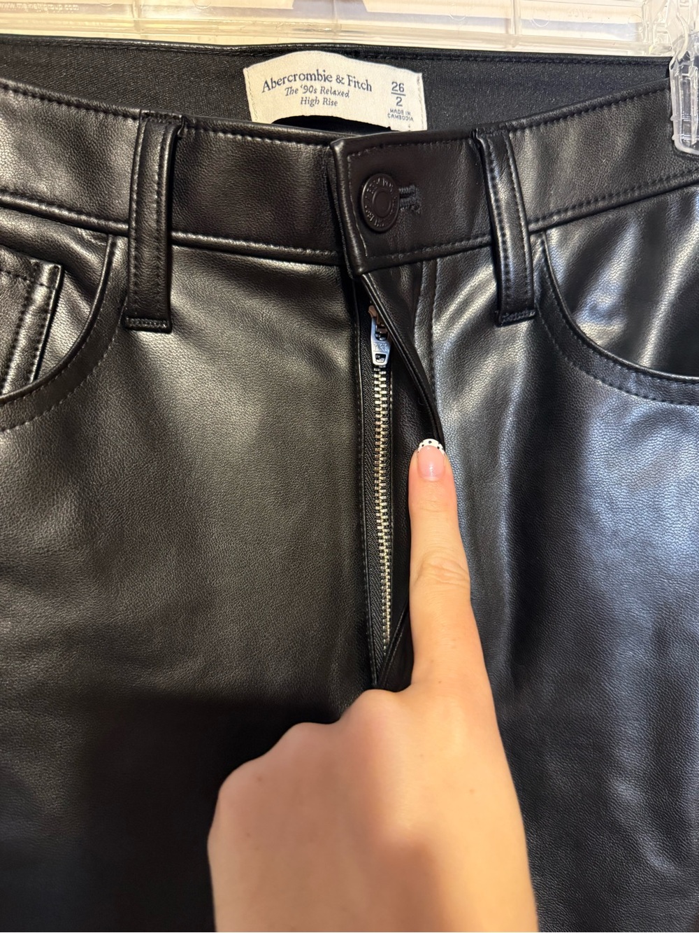 Abercrombie & Fitch The 90s Relaxed High Rise Black Leather Pants Size 26 - Picture 4 of 6
